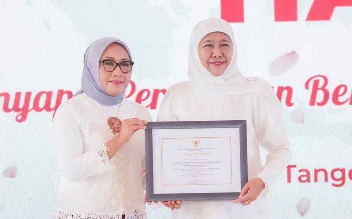 Khofifah Raih Penghargaan dari Kementerian PPPA di Puncak Peringatan Hari Ibu 2024 Khofifah Raih Penghargaan dari Kementerian PPPA di Puncak Peringatan Hari Ibu 2024