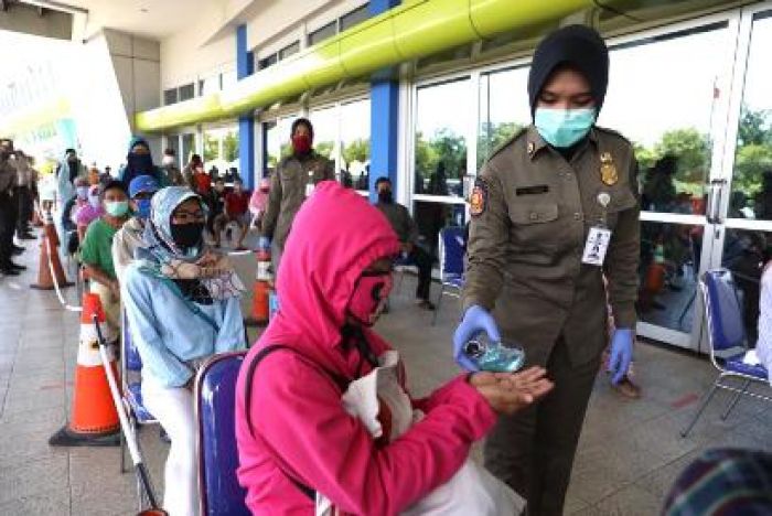 Warga Antusias, Antre di Lumbung Pangan Jatim, Petugas Siaga Jaga Physical Distancing Warga Antusias, Antre di Lumbung Pangan Jatim, Petugas Siaga Jaga Physical Distancing