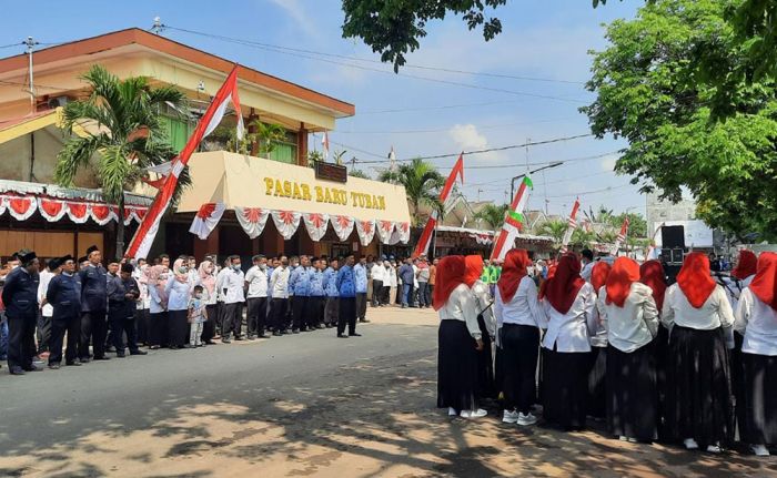 Demi Upacara Hari Kemerdekaan, Warga Pasar Baru Tuban Rela Tinggalkan Aktivitasnya Demi Upacara Hari Kemerdekaan, Warga Pasar Baru Tuban Rela Tinggalkan Aktivitasnya