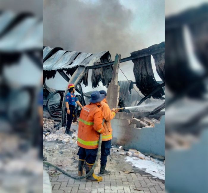 Damkar Gresik Lakukan Pembasahan Kebakaran Pabrik Plastik di Menganti