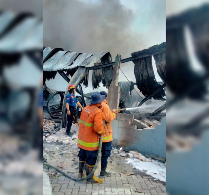 Damkar Gresik Lakukan Pembasahan Kebakaran Pabrik Plastik di Menganti Damkar Gresik Lakukan Pembasahan Kebakaran Pabrik Plastik di Menganti