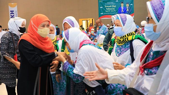 Gubernur Khofifah Sambut Kedatangan Kloter Pertama Jemaah Haji Gubernur Khofifah Sambut Kedatangan Kloter Pertama Jemaah Haji
