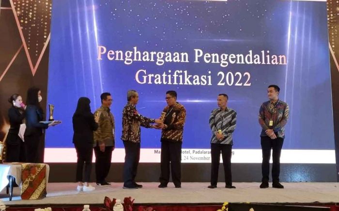 Pemkab Bojonegoro Terima Penghargaan Pengendali Gratifikasi dari KPK Pemkab Bojonegoro Terima Penghargaan Pengendali Gratifikasi dari KPK