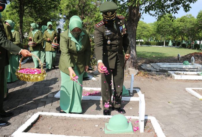 Peringatan HUT TNI ke-76, Dandim 0805/Ngawi Pimpin Ziarah ke TMP Dr Radjiman Wedyodiningrat