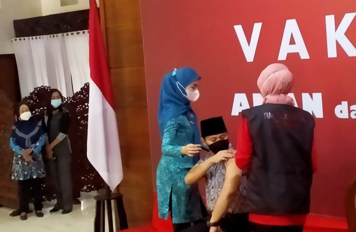 Vaksinasi Covid-19 di Trenggalek, Bupati Arifin Disuntik Sinovac Pertama Kali