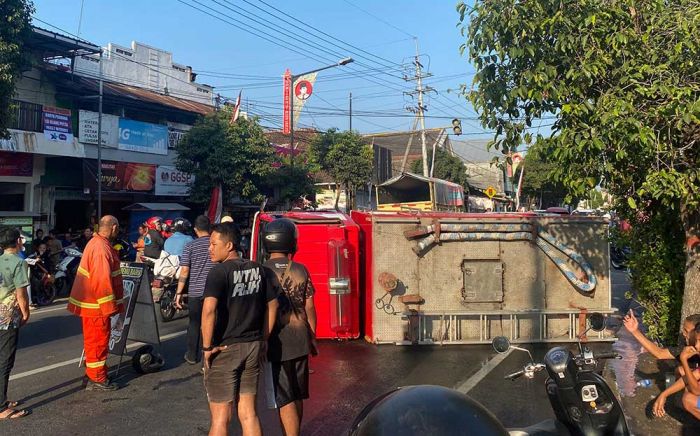Hendak Padamkan Api, Truk Damkar Terguling di Jalan Tanjung Kota Blitar Hendak Padamkan Api, Truk Damkar Terguling di Jalan Tanjung Kota Blitar