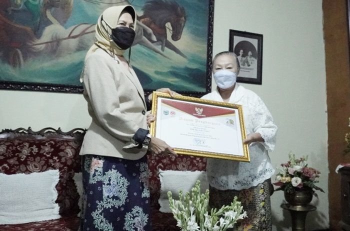 Momen Hari Batik Nasional, Wali Kota Batu Serahkan Penghargaan kepada Maestro Batik Lina Santoso Momen Hari Batik Nasional, Wali Kota Batu Serahkan Penghargaan kepada Maestro Batik Lina Santoso