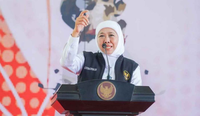 Salurkan Bansos di Sidoarjo, Gubernur Khofifah Komitmen Cegah Jeratan Rentenir dan Pinjol Ilegal Salurkan Bansos di Sidoarjo, Gubernur Khofifah Komitmen Cegah Jeratan Rentenir dan Pinjol Ilegal