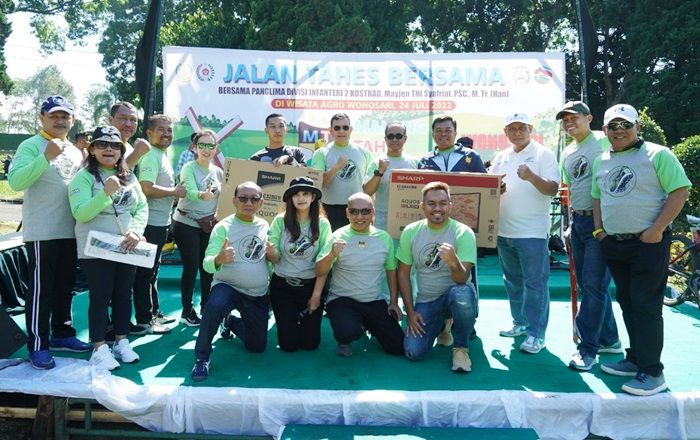 Jaga Kebugaran Tubuh, Pangdivif 2 Kostrad Gelar Jalan Sehat Bersama di Kebun Teh Wonosari PTPN XII Jaga Kebugaran Tubuh, Pangdivif 2 Kostrad Gelar Jalan Sehat Bersama di Kebun Teh Wonosari PTPN XII