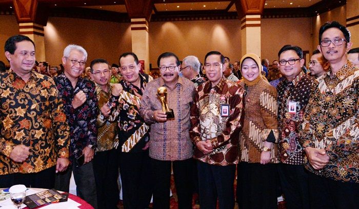 Pakde Karwo Terima Penghargaan TOP Pembina BUMD 2018 Pakde Karwo Terima Penghargaan TOP Pembina BUMD 2018