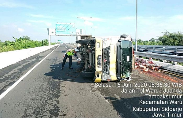 Pecah Ban, Truk Bermuatan Saus dan Kecap Terguling di Jalan Raya Juanda