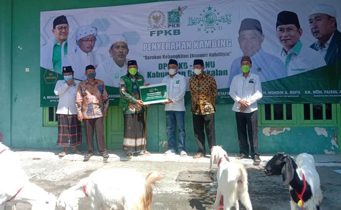 Bantu Pemulihan Ekonomi, DPC PKB Bangkalan Serahkan 273 Ekor Kambing ke PCNU Bangkalan