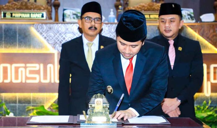 Raperda Pertanggungjawaban APBD 2024 Disetujui, Emil: Pemprov Jatim Siap Lengkapi Semua Rekomendasi Raperda Pertanggungjawaban APBD 2024 Disetujui, Emil: Pemprov Jatim Siap Lengkapi Semua Rekomendasi