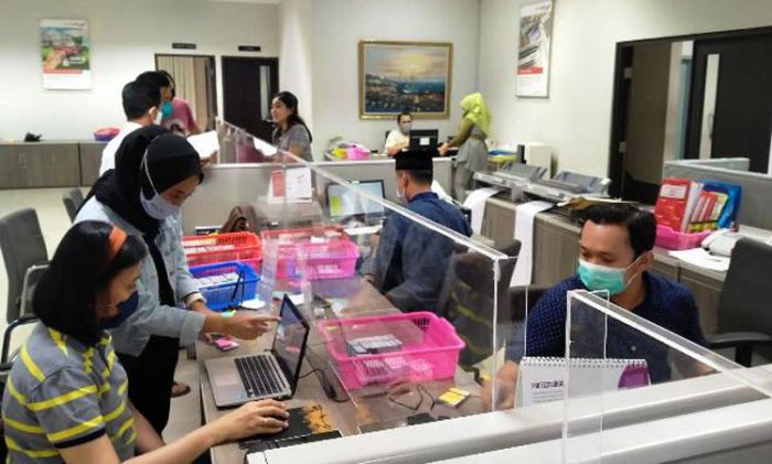 Wali Kota Kediri Apresiasi Dinsos dan Bank Jatim Lembur untuk Cetak Kartu Sahabat Wali Kota Kediri Apresiasi Dinsos dan Bank Jatim Lembur untuk Cetak Kartu Sahabat