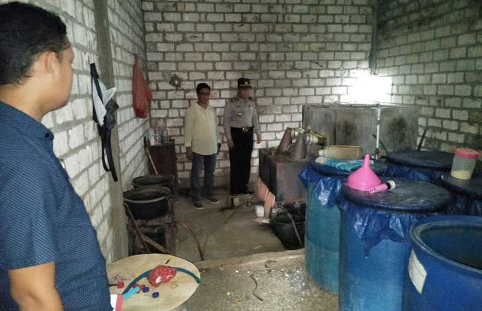 Petugas Masih Temukan Rumah Produksi Arak di Semanding Petugas Masih Temukan Rumah Produksi Arak di Semanding