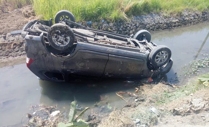 Lupa Pasang Sabuk Pengaman, Avanza di Sidoarjo Nyebur ke Sungai Desa Kedambi Lupa Pasang Sabuk Pengaman, Avanza di Sidoarjo Nyebur ke Sungai Desa Kedambi