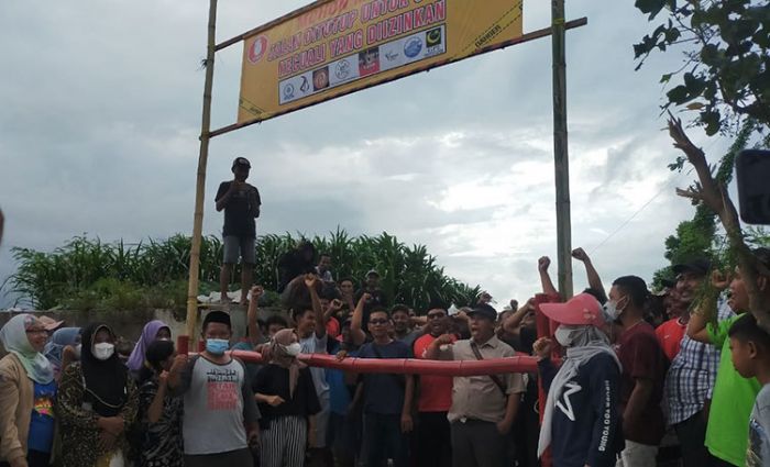 Upaya Mediasi Sengketa Lahan Deadlock, Warga Desa Brengkok Lamongan Blokir Jalan Masuk PT SBM Upaya Mediasi Sengketa Lahan Deadlock, Warga Desa Brengkok Lamongan Blokir Jalan Masuk PT SBM