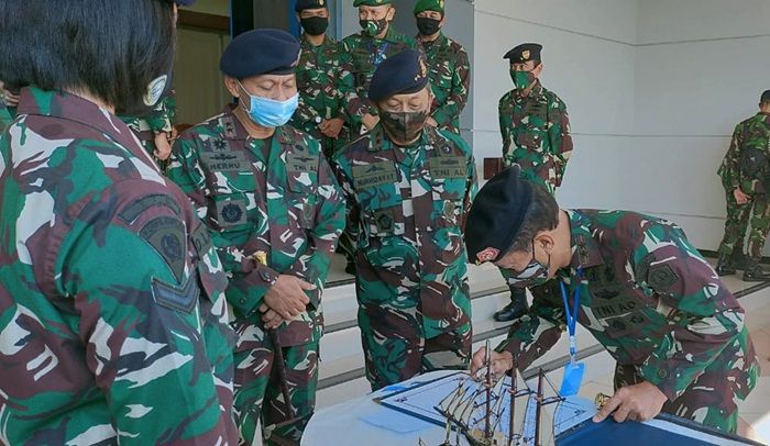 Pangarmada II Dampingi Pangdam V/Brawijaya Lepas Satgas Pamtas Yonif Mekanis 516/CY ke Papua Pangarmada II Dampingi Pangdam V/Brawijaya Lepas Satgas Pamtas Yonif Mekanis 516/CY ke Papua
