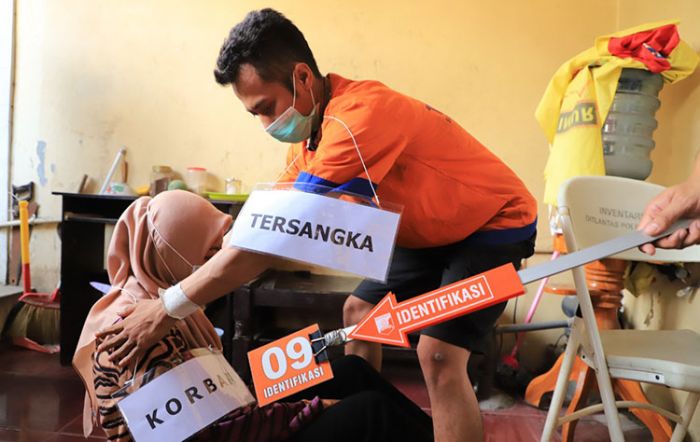 Polres Kediri Gelar Rekonstruksi Kasus Suami Bunuh Istri, Tersangka Peragakan 11 Adegan Polres Kediri Gelar Rekonstruksi Kasus Suami Bunuh Istri, Tersangka Peragakan 11 Adegan