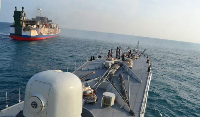 Asap Masih Mengepul, KRI Ahmad Yani-351 Berhasil Identifikasi Kondisi Bangkai KM. Santika Nusantara Asap Masih Mengepul, KRI Ahmad Yani-351 Berhasil Identifikasi Kondisi Bangkai KM. Santika Nusantara