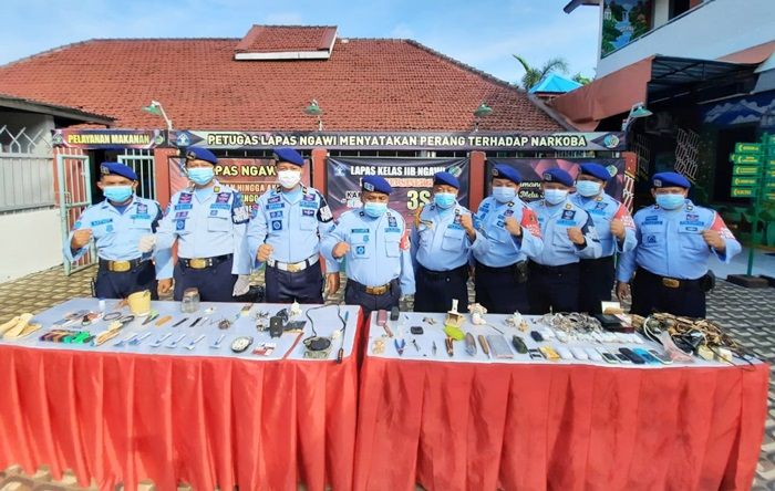 Gelar Razia Kamar Dadakan, Petugas Lapas Ngawi Temukan Barang-barang yang Dilarang Keras Gelar Razia Kamar Dadakan, Petugas Lapas Ngawi Temukan Barang-barang yang Dilarang Keras