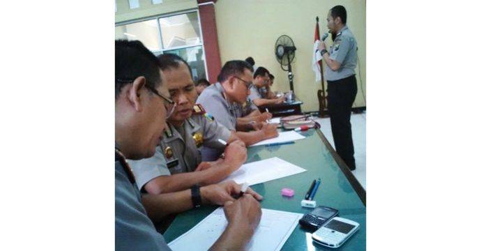 Pegang Senpi, 300 Polisi di Lamongan Jalani Ujian Psikotes Pegang Senpi, 300 Polisi di Lamongan Jalani Ujian Psikotes