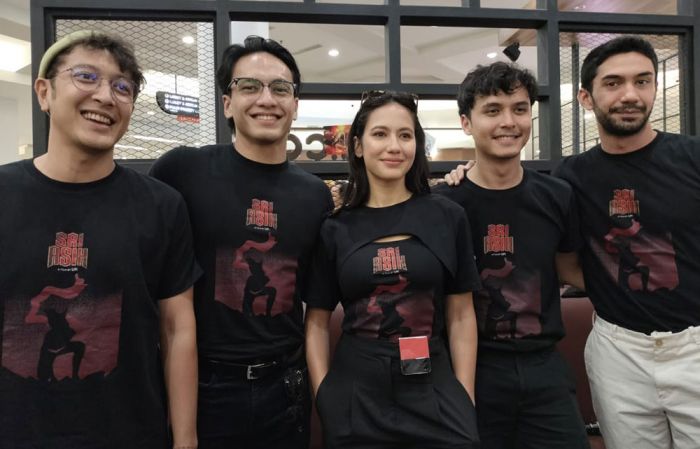 Pemain Sri Asih Sapa Warga Surabaya Pemain Sri Asih Sapa Warga Surabaya
