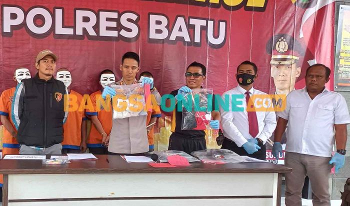 Polres Batu Temukan 5,2 Ons Paket Sabu saat Gerebek Pengedar Narkoba di Vila Polres Batu Temukan 5,2 Ons Paket Sabu saat Gerebek Pengedar Narkoba di Vila