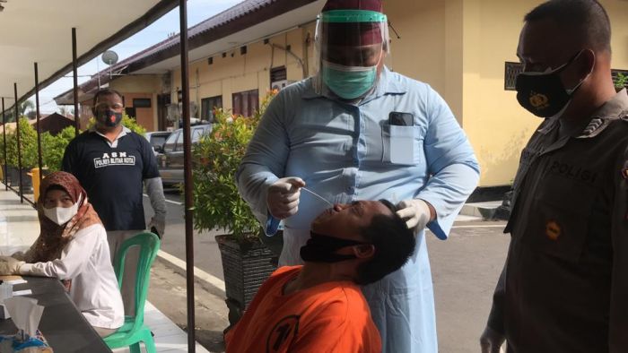 Cegah Paparan Covid-19, Seluruh Tahanan Polres Blitar Kota Jalani Swab Test Antigen Cegah Paparan Covid-19, Seluruh Tahanan Polres Blitar Kota Jalani Swab Test Antigen