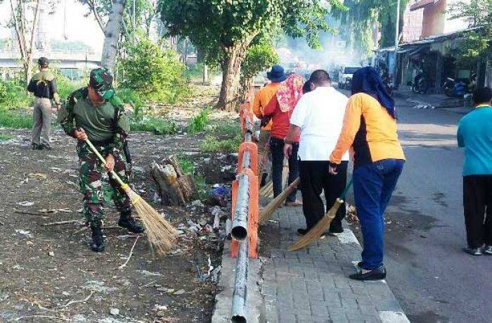 Wujudkan Lingkungan Sehat, Koramil 0830/02 Semampir Ajak Bersih-Bersih Kalimas