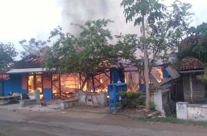 Berawal dari Tumpahan Bensin, 3 Rumah di Senori Terbakar Berawal dari Tumpahan Bensin, 3 Rumah di Senori Terbakar