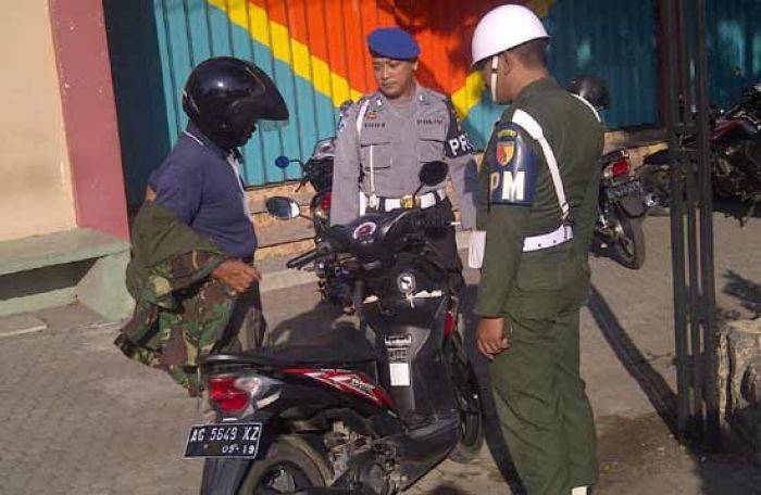 PM TNI AD dan Provos Polres Nganjuk Gelar Razia Atribut