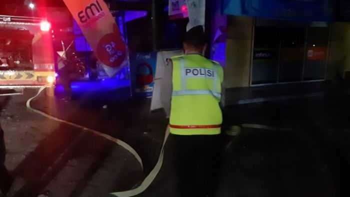 Konter Handphone di Srengat Blitar Terbakar, Pemilik Rugi Puluhan Juta Konter Handphone di Srengat Blitar Terbakar, Pemilik Rugi Puluhan Juta