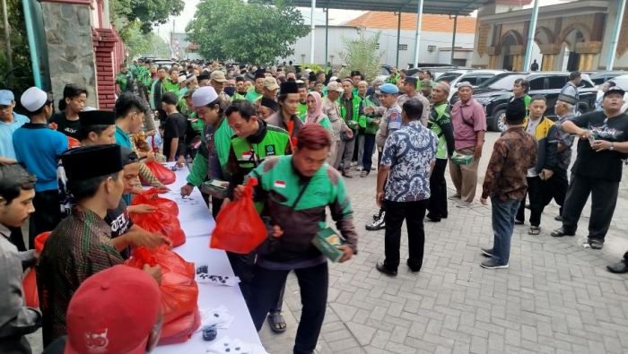 Bagikan Ratusan Paket Sembako ke Driver Ojol, Bupati Jombang Ajak Jaga Kondusivitas Bagikan Ratusan Paket Sembako ke Driver Ojol, Bupati Jombang Ajak Jaga Kondusivitas