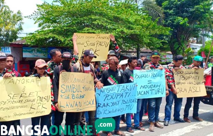 Desak Polisi Usut Pemalsu Surat KPK, Warga Blitar Gelar Aksi Unjuk Rasa Desak Polisi Usut Pemalsu Surat KPK, Warga Blitar Gelar Aksi Unjuk Rasa