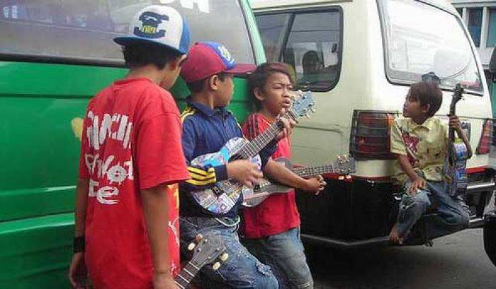 Pengamen dan Pengemis Marak di Kraksaan Pengamen dan Pengemis Marak di Kraksaan