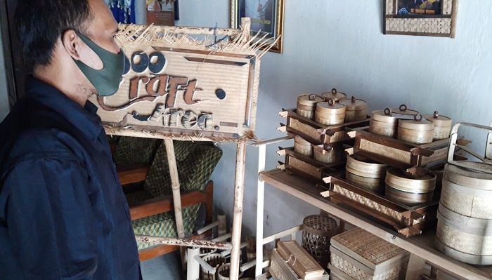 Ajak Penyandang Disabilitas, Mantan Penjual Cilok Banting Stir Jadi Perajin Anyaman Bambu Ajak Penyandang Disabilitas, Mantan Penjual Cilok Banting Stir Jadi Perajin Anyaman Bambu