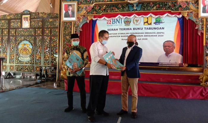 Syafiuddin Asmoro Serahkan Buku Tabungan Program BSPS untuk 1.320 Unit Rumah Syafiuddin Asmoro Serahkan Buku Tabungan Program BSPS untuk 1.320 Unit Rumah