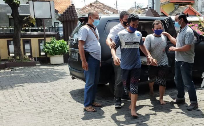 Edarkan Sabu di Kalangan Sopir Truk dan Bus Antarkota, Dua Pemuda di Sidoarjo Diringkus Polisi Edarkan Sabu di Kalangan Sopir Truk dan Bus Antarkota, Dua Pemuda di Sidoarjo Diringkus Polisi