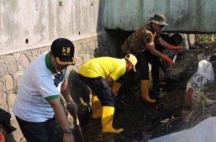 Karya Bhakti 2015, Wali Kota Malang Bersihkan Sungai Lambau bersama Forpimda dan Warga Karya Bhakti 2015, Wali Kota Malang Bersihkan Sungai Lambau bersama Forpimda dan Warga