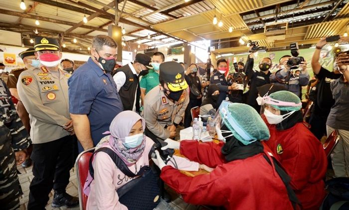 Polda Jatim Laksanakan Vaksinasi Terhadap 1.000 Bonek Mania Polda Jatim Laksanakan Vaksinasi Terhadap 1.000 Bonek Mania