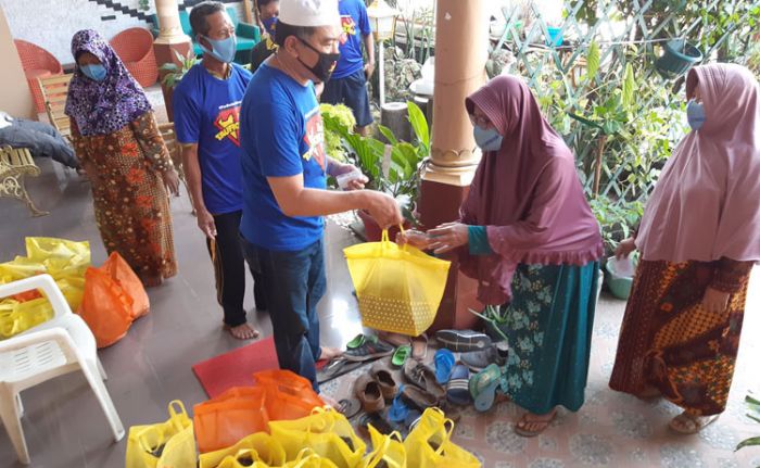 Jelang PSBB di Sidoarjo, Taufiqulbar Bagikan Ratusan Sembako Jelang PSBB di Sidoarjo, Taufiqulbar Bagikan Ratusan Sembako