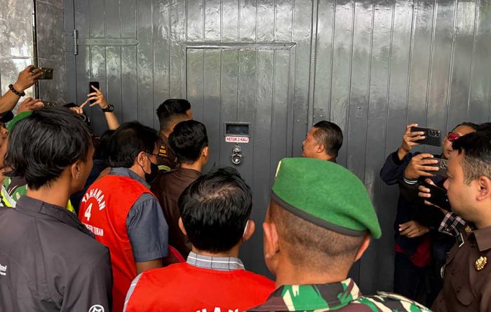 Dua Tersangka Korupsi BUMD Pemkab Tuban Resmi Ditahan Dua Tersangka Korupsi BUMD Pemkab Tuban Resmi Ditahan