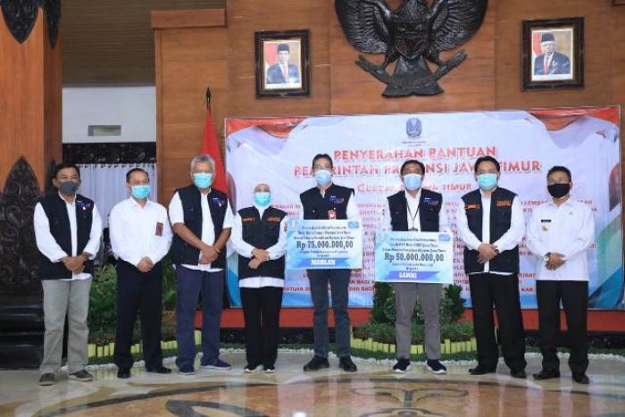 Di Trenggalek, Gubernur Khofifah Serahkan Bansos dan Modal Usaha untuk Stimulus Ekonomi Masyarakat Di Trenggalek, Gubernur Khofifah Serahkan Bansos dan Modal Usaha untuk Stimulus Ekonomi Masyarakat