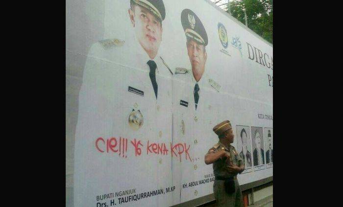 Tangan Jahil Nodai Baliho HUT Nganjuk, Foto Bupati Dicoreti Tulisan "Cie!!! yg kena KPK" Tangan Jahil Nodai Baliho HUT Nganjuk, Foto Bupati Dicoreti Tulisan "Cie!!! yg kena KPK"