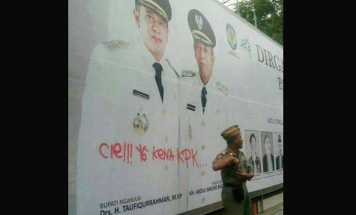 Tangan Jahil Nodai Baliho HUT Nganjuk, Foto Bupati Dicoreti Tulisan "Cie!!! yg kena KPK"