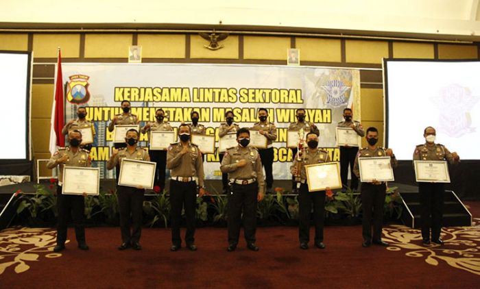 Dirikan Pos Penyekatan Berkonsep Digital, Satlantas Polresta Sidoarjo Diganjar Penghargaan Dirikan Pos Penyekatan Berkonsep Digital, Satlantas Polresta Sidoarjo Diganjar Penghargaan