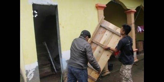 Rusak Rumah Warga di Nganjuk, Debt Collector Ancam Kepruk Kepala