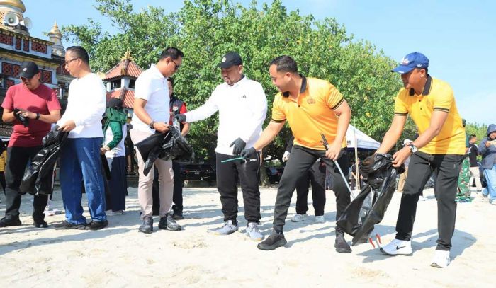 Jalankan Amanah Presiden RI, Kapolres-Bupati Gresik Bersihkan Sampah di Pantai Dalegan