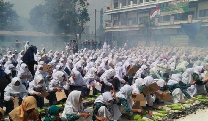 Bakar Ribuan Terong dan Liwetan Akbar, Santri Lamongan Catatkan Rekor MURI 